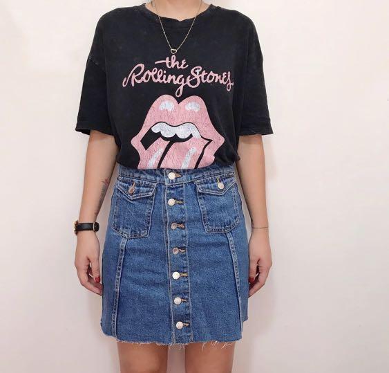 Zara Highwaist Skirt (Category: Skirts) located in Tagbilaran City. Submitted by yourfavethings (Listing ID 240075464, Image 1). Description: Fits 24-25 waistline Bought online.