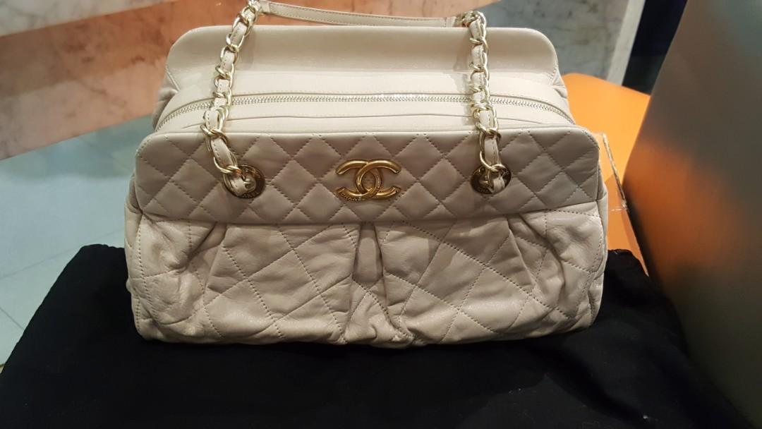 Channel (Category: Luxury Bags & Wallets) located in Mabalacat. Submitted by chelsea_manalang42 (Listing ID 240238162, Image 3). Description: Good as new.