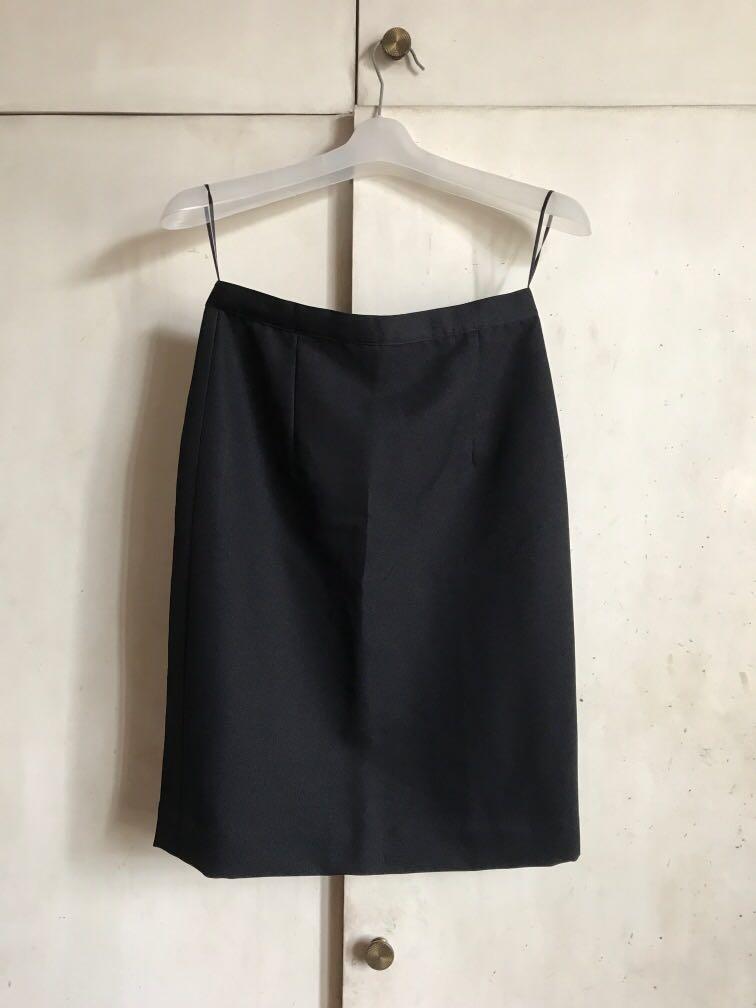 Office skirt (Category: Skirts) located in Quezon City. Submitted by seconds_ph (Listing ID 240222820, Image 1). Description: Unused black skirt for school or office use Length - 22inches.
