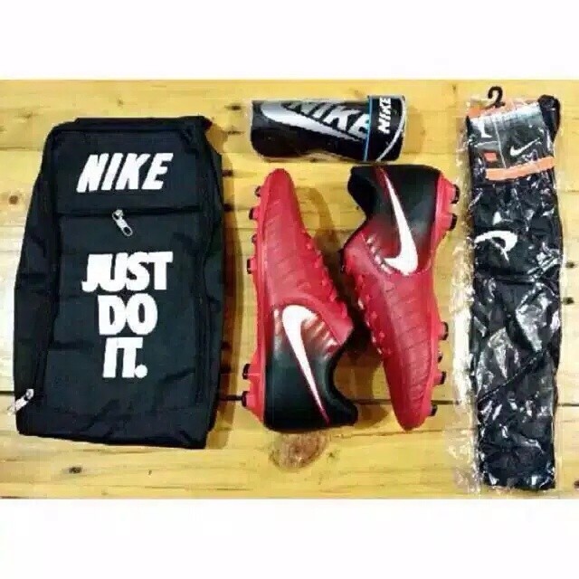 Paket Komplit Sepatu Bola Nike Merah Hitam Olah Raga Perlengkapan Olahraga Lainnya Di Carousell