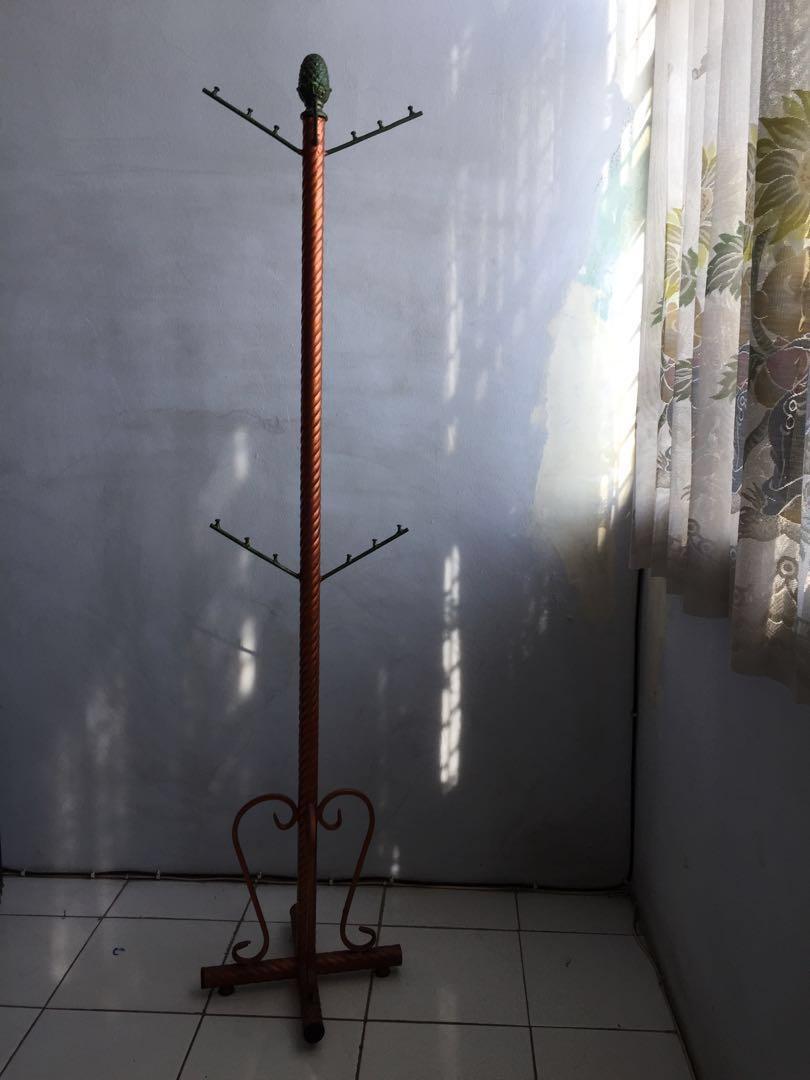 Standing Hanger Gantungan Baju Besi Tempa Perabotan Rumah Di Carousell Harga jual dari rak gantungan baju dari besi ini bervariasi mulai dari 300rb rupiah. standing hanger gantungan baju besi tempa