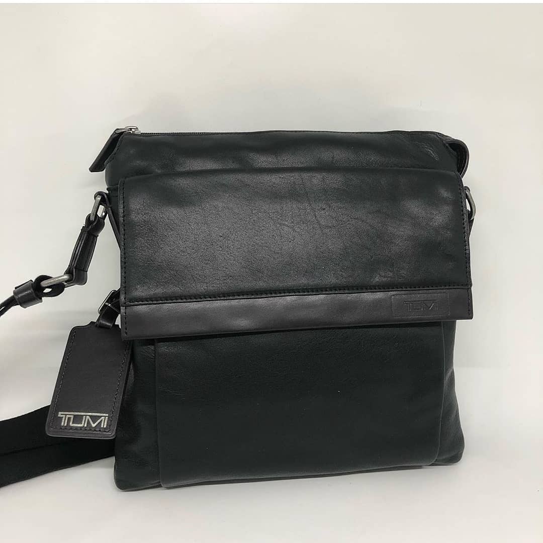 Tumi Oxford Top Zip Flap Crossbody sz 29x27x5.5 Black, Fesyen Pria, Tas