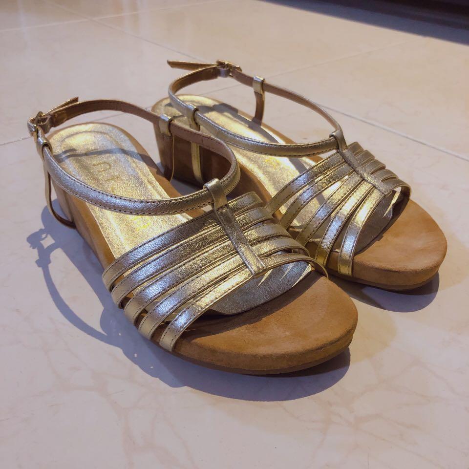 unisa gold shoes