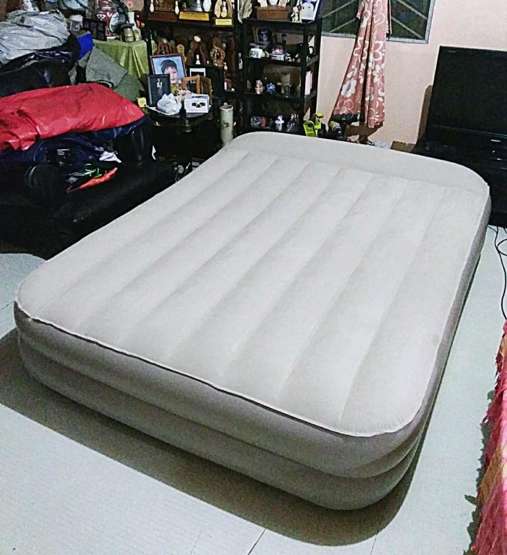 Adventuridge pillow raised queen size airbed with built electric pump 220v, Furniture & Home