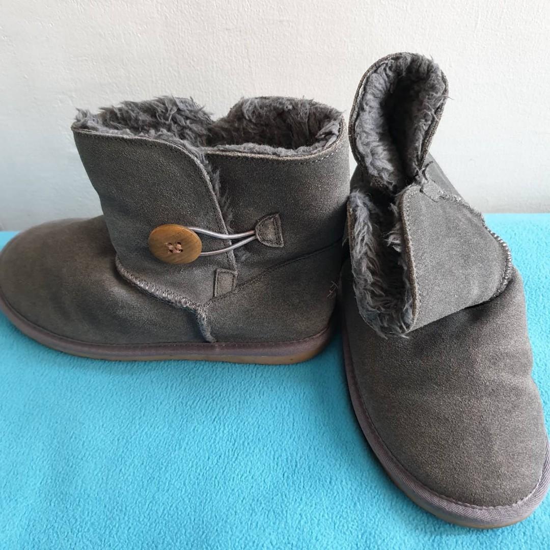 Australian winter boots (bought in Australia) (Category: Boots) located in Manila. Submitted by ghaib (Listing ID 240502293, Image 1). Description: For SALE: unbranded Australian winter boots (bought in Australia) -As is, where is; still solidly premium (used but never abused- see the soles); -1 pair, size 6 Women's size- can fit a size5.5 & 6 if worn with socks; -As is, where is; still solidly premium (used but never abused; check pics to apprec