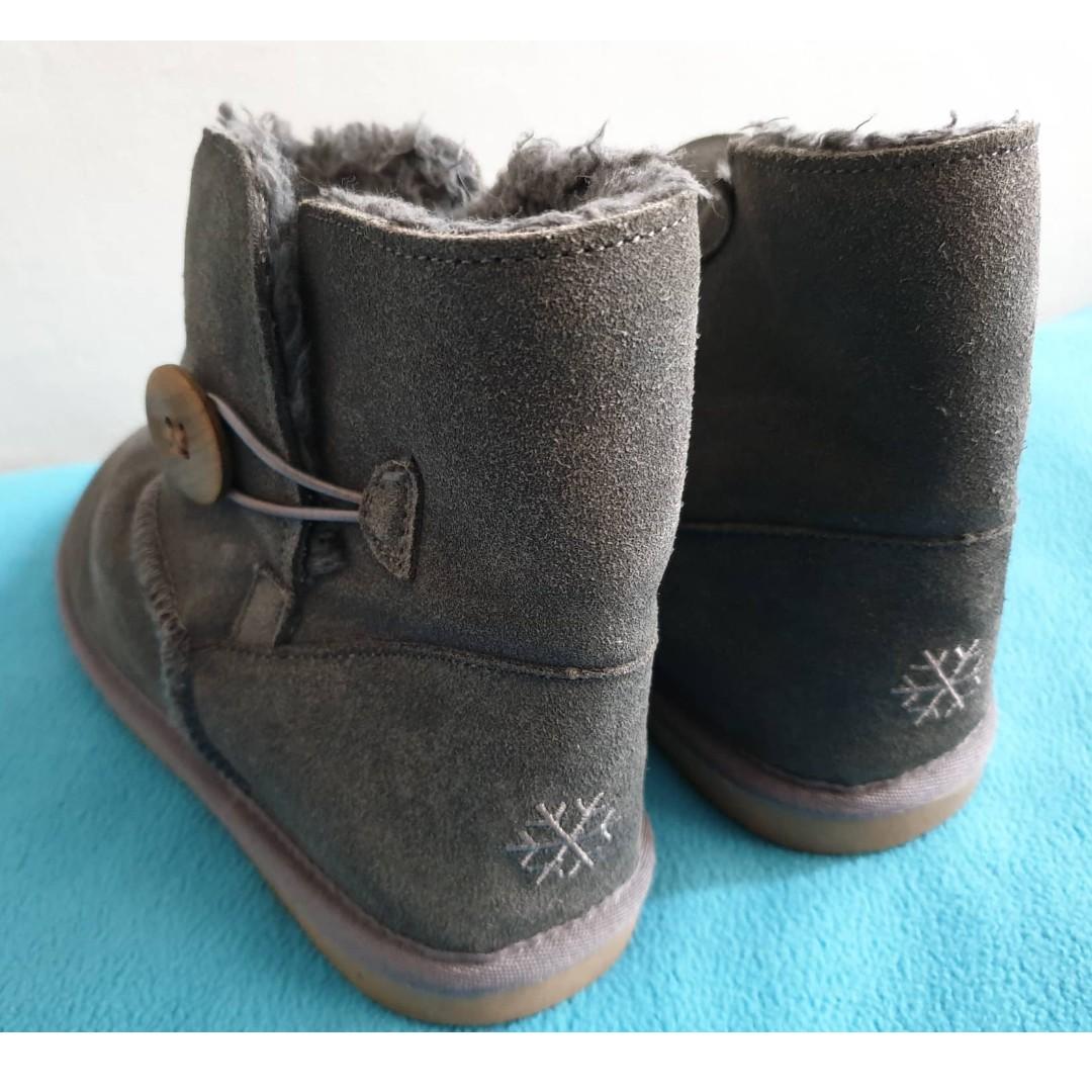 Australian winter boots (bought in Australia) (Category: Boots) located in Manila. Submitted by ghaib (Listing ID 240502293, Image 3). Description: For SALE: unbranded Australian winter boots (bought in Australia) -As is, where is; still solidly premium (used but never abused- see the soles); -1 pair, size 6 Women's size- can fit a size5.5 & 6 if worn with socks; -As is, where is; still solidly premium (used but never abused; check pics to apprec