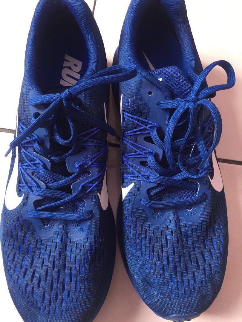 Authentic Nike Flyknit (Category: Sneakers) located in Angono. Submitted by katzreena (Listing ID 240077623, Image 1). Description: Galing US Brandnew wala lang box! Size 10.5 .