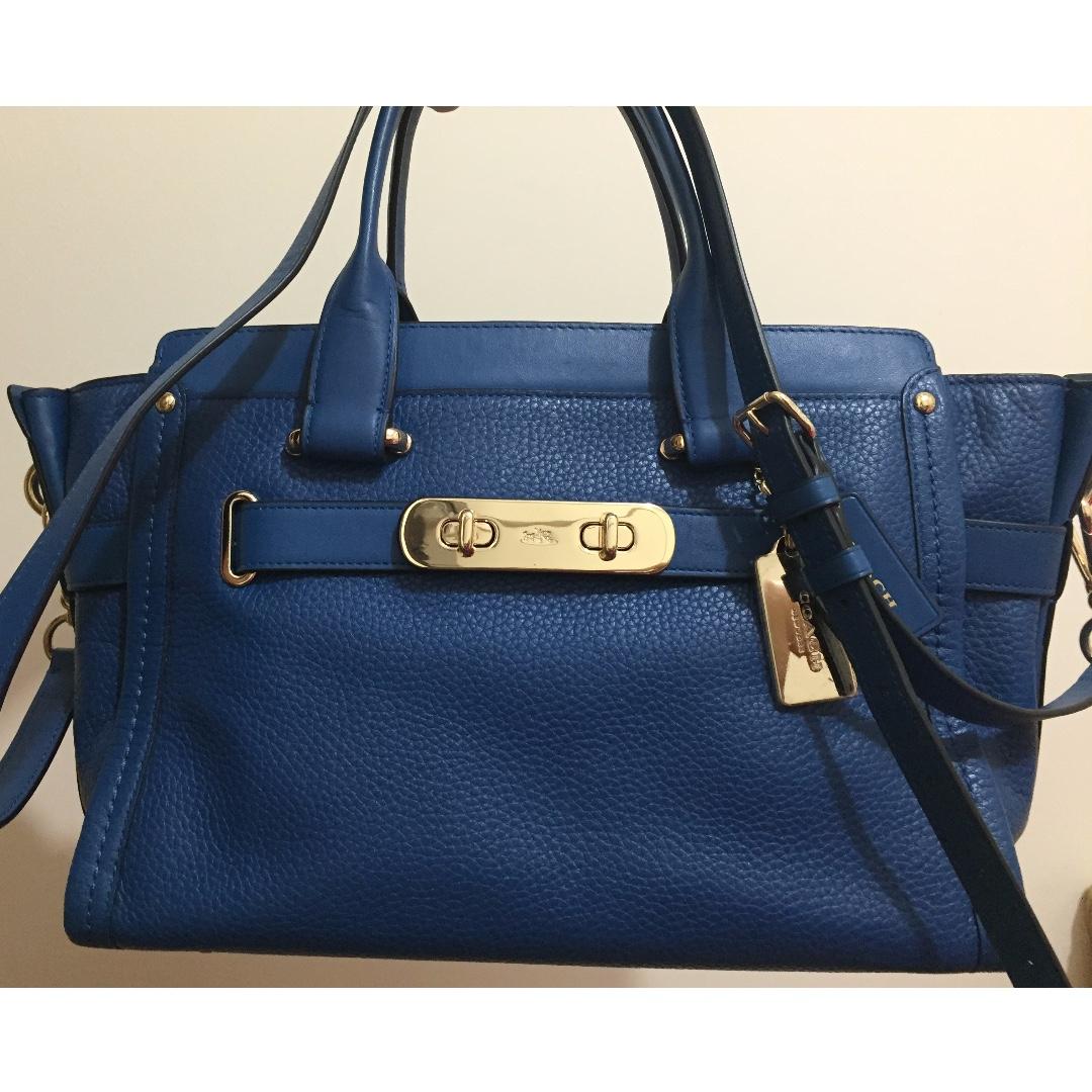 coach swagger carryall in pebble leather