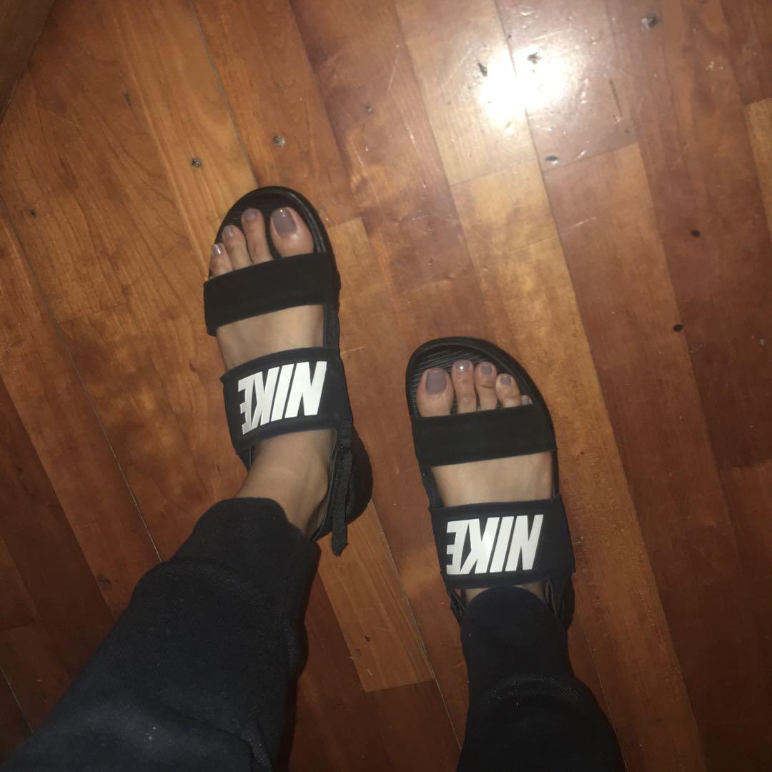 nike tanjun sandals on feet
