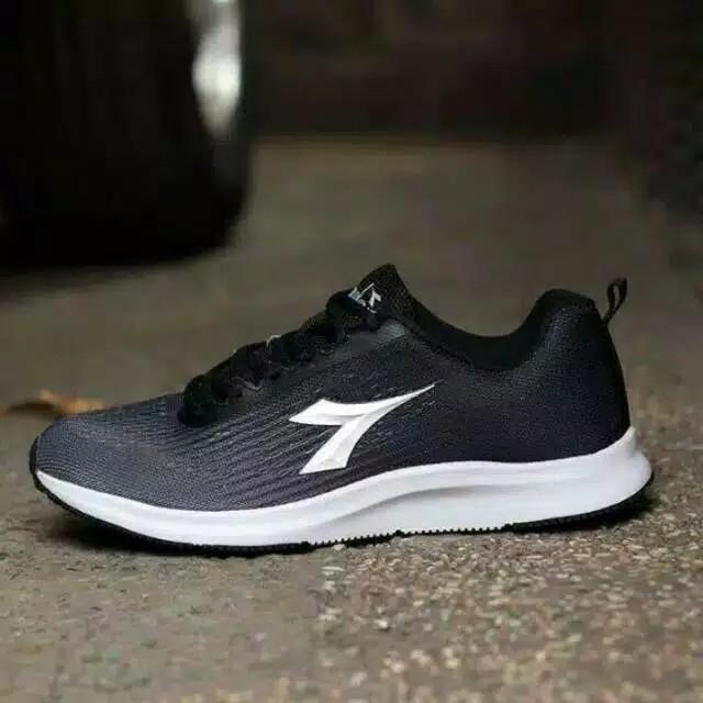 Sepatu Diadora Nereo Gradasi Hitam Abu Fesyen Pria Sepatu Sneakers Di Carousell