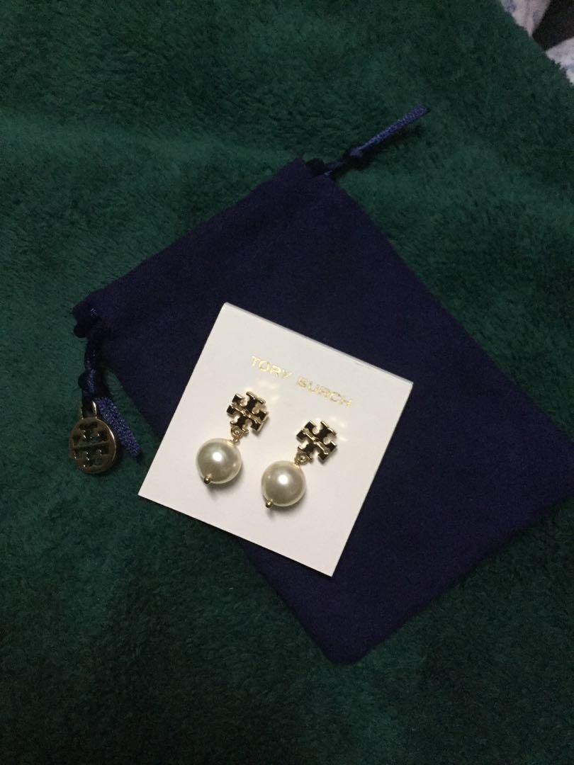 Tory burch swarovski crystal pearl drop earring (Category: Luxury Accessories) located in Manila. Submitted by shoppe.jasmineb (Listing ID 240572297, Image 2). Description: New! With the blue tory burch pouch Padala from US Srp is 9k plus A jewel-box classic with a twist: This Drop Earring dangles a Swarovski-crystal pearl from a tiny signature logo stud, adding a graphic element — and a hint of shine — to everyday looks. It’s a timeless pair tha