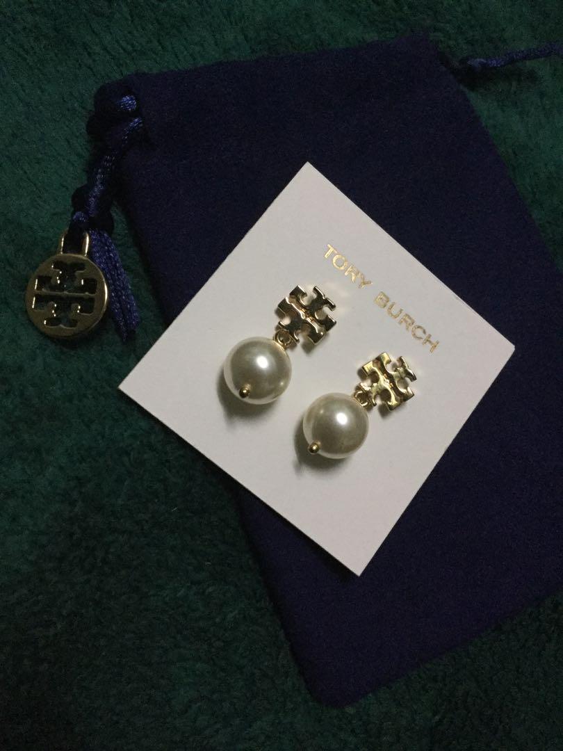Tory burch swarovski crystal pearl drop earring (Category: Luxury Accessories) located in Manila. Submitted by shoppe.jasmineb (Listing ID 240572297, Image 1). Description: New! With the blue tory burch pouch Padala from US Srp is 9k plus A jewel-box classic with a twist: This Drop Earring dangles a Swarovski-crystal pearl from a tiny signature logo stud, adding a graphic element — and a hint of shine — to everyday looks. It’s a timeless pair tha