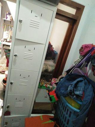 Locker besi