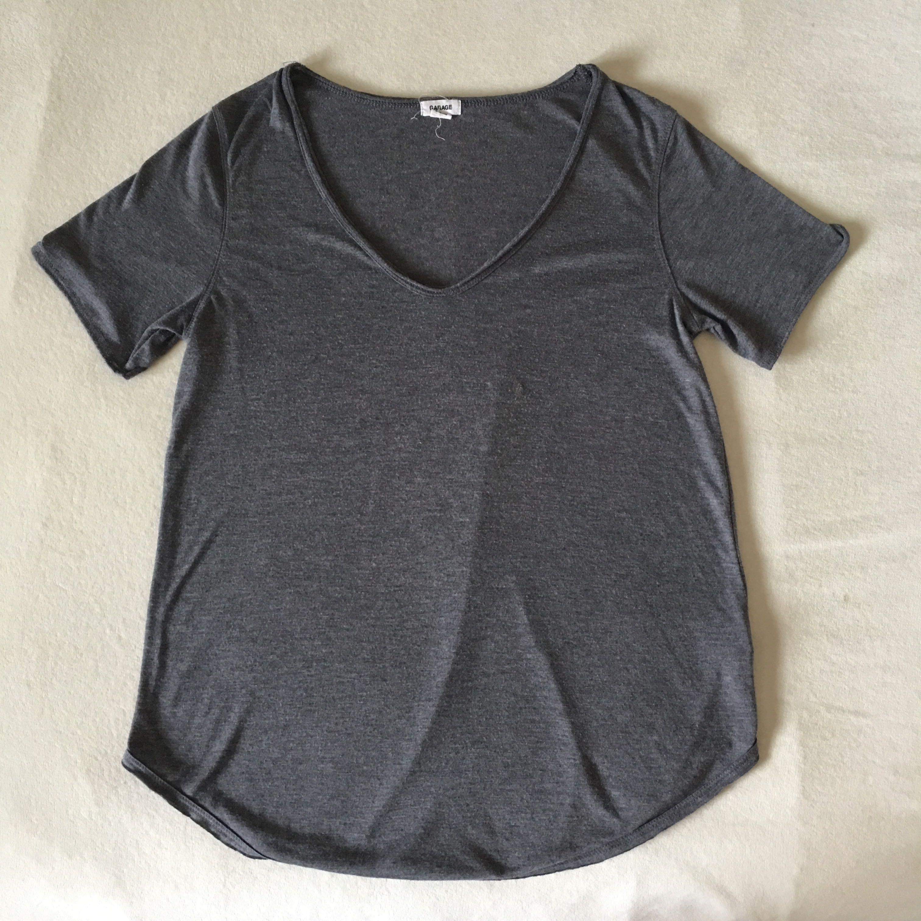 Garage Basic Tee (Category: Clothes) located in Toronto. Submitted by isabelaaa (Listing ID 240589045, Image 1). Description: -looks great with bralette -super comfy.