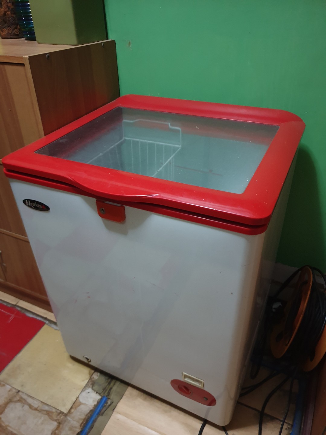 Markes chest freezer / chiller 3.9 cubic feet, TV & Home Appliances