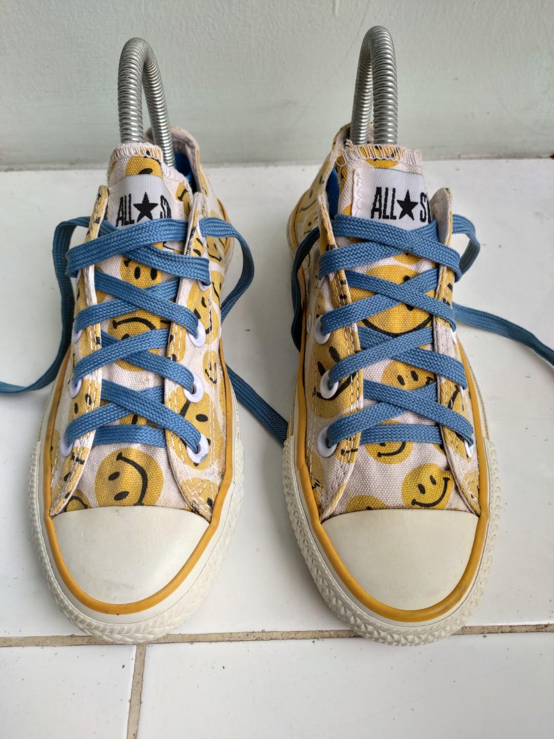 sepatu converse motif