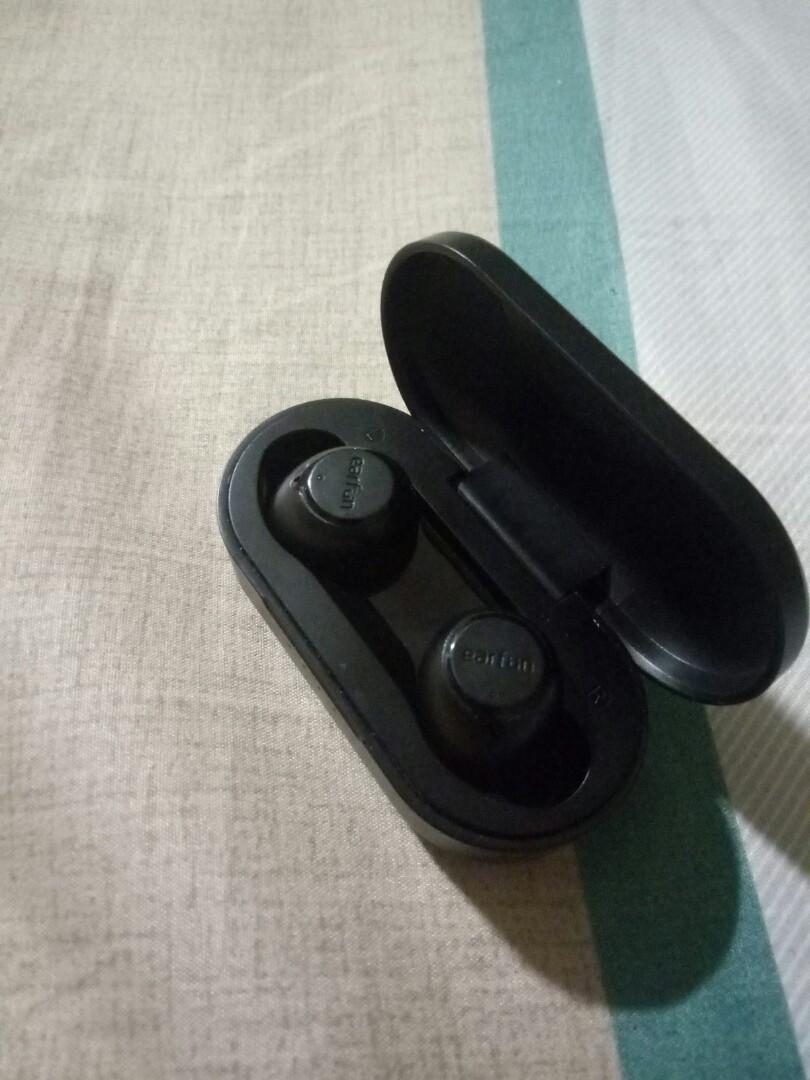 Wireless Earbuds (Category: Earphones) located in Singapore. Submitted by drateon (Listing ID 240775111, Image 2). Description: Recently bought 10/10 condition Second hand item Has a mic and able to make calls Has it for a week only Selling at $55 price is negotiable I will provide the cable upon meet up TAGS WIRELESS EARBUDS EARPIECE EARFUN NEW.