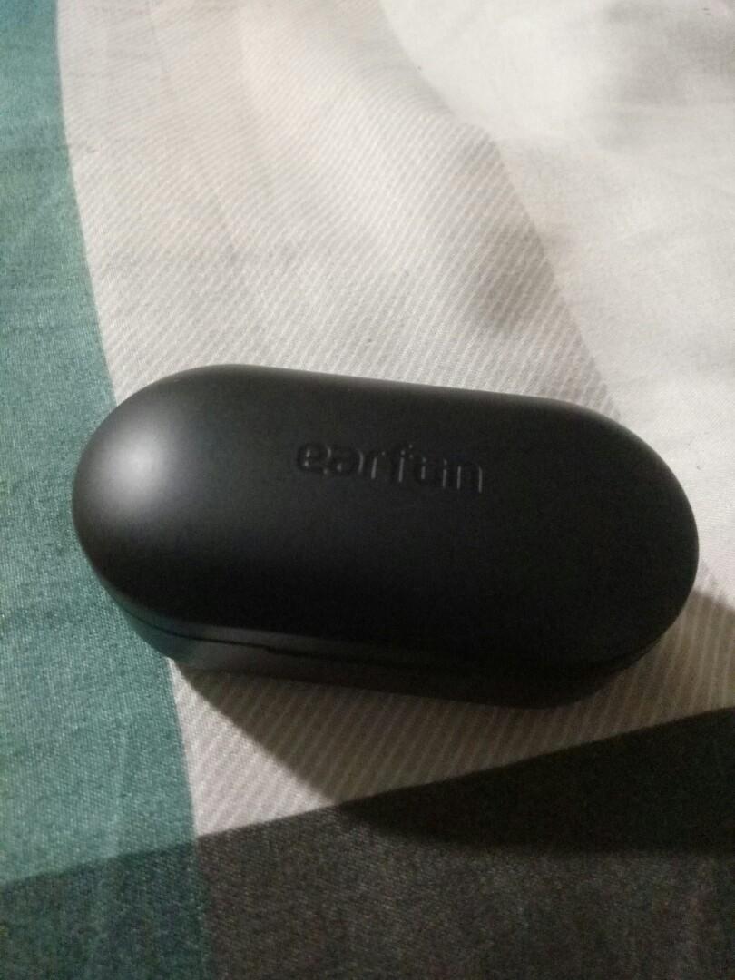 Wireless Earbuds (Category: Earphones) located in Singapore. Submitted by drateon (Listing ID 240775111, Image 1). Description: Recently bought 10/10 condition Second hand item Has a mic and able to make calls Has it for a week only Selling at $55 price is negotiable I will provide the cable upon meet up TAGS WIRELESS EARBUDS EARPIECE EARFUN NEW.