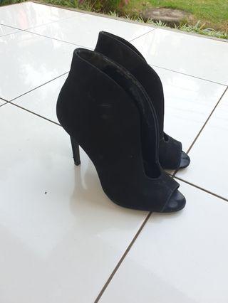 Schutz Black Pump