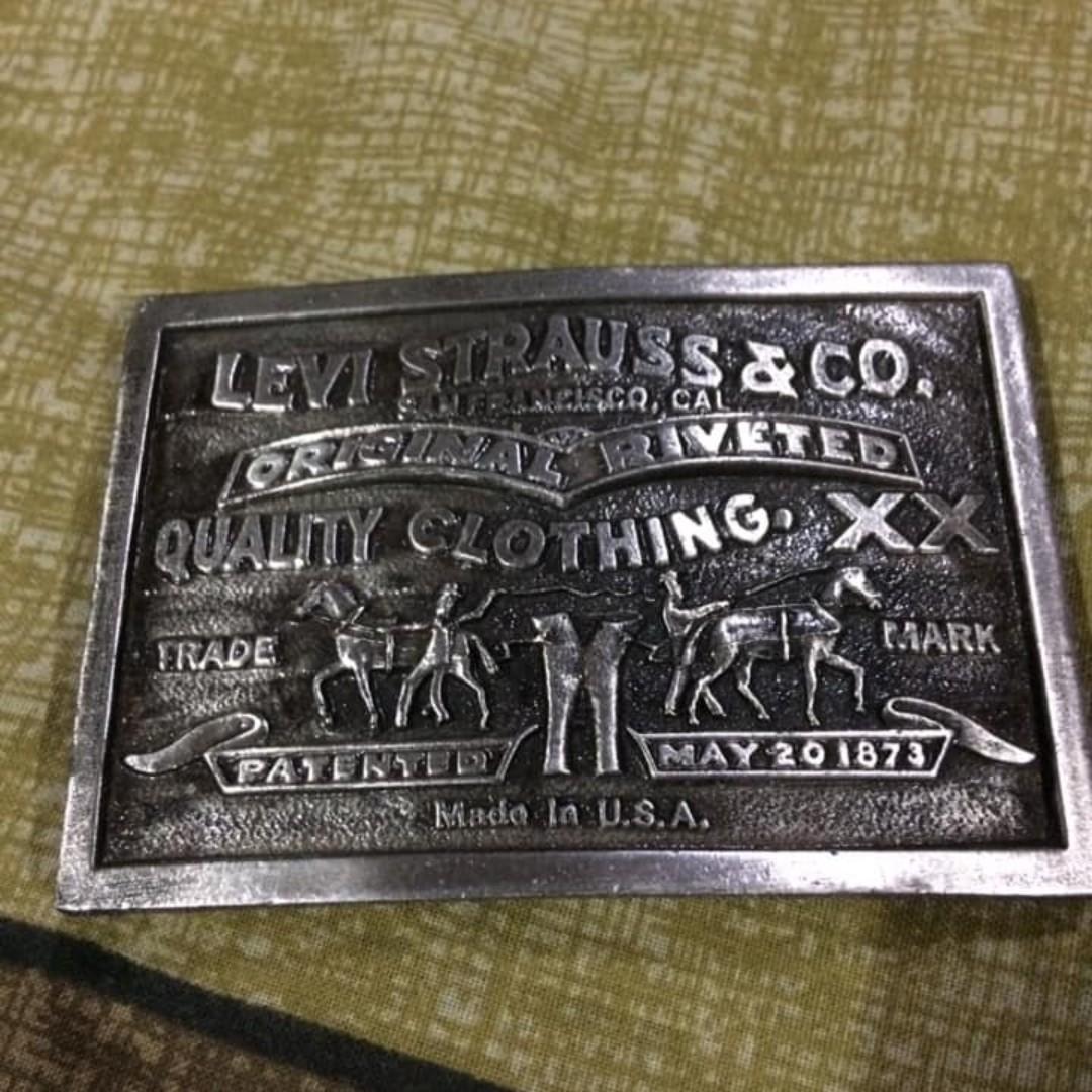 levis buckle