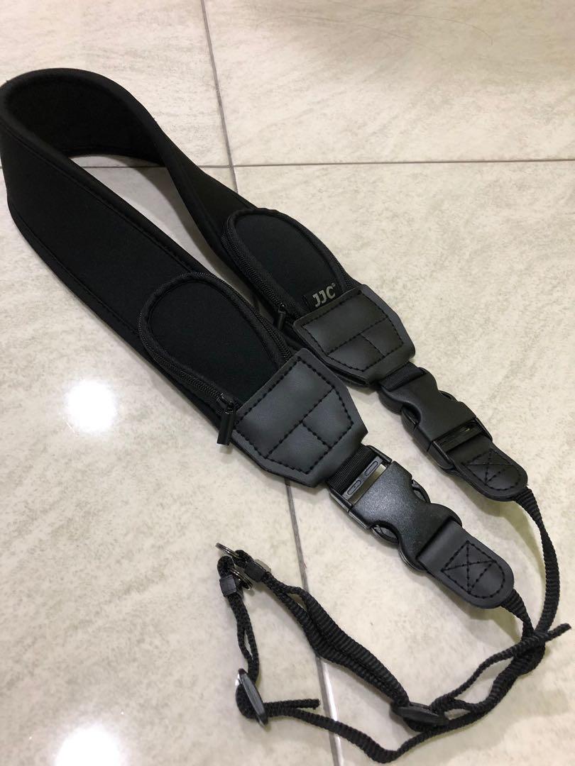 Camera Strap (Category: Cameras) located in Johor Bahru. Submitted by jiangwenn82 (Listing ID 240948336, Image 2). Description: 95% new. Reason for sale is because change to Sony A6500 from Canon 70D..