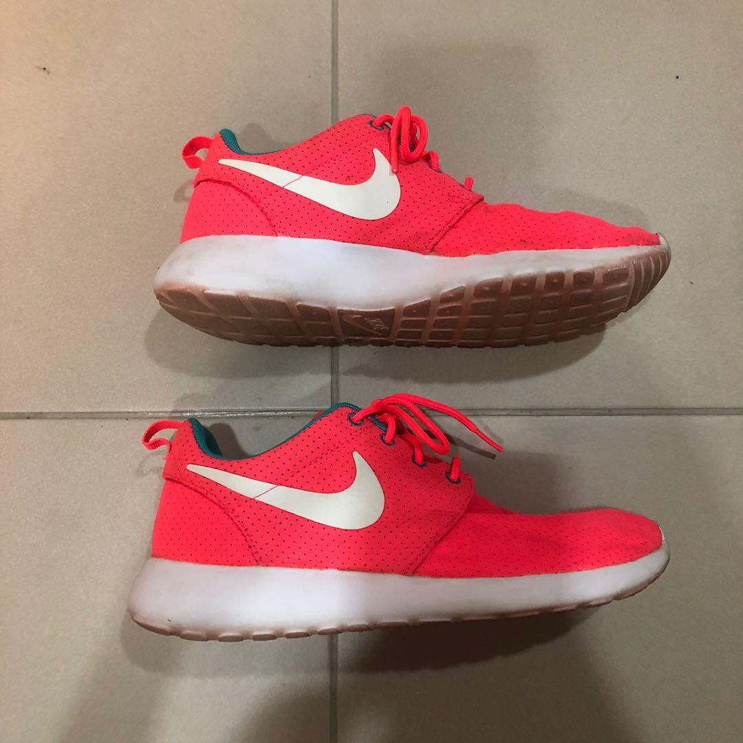 pink roshe run