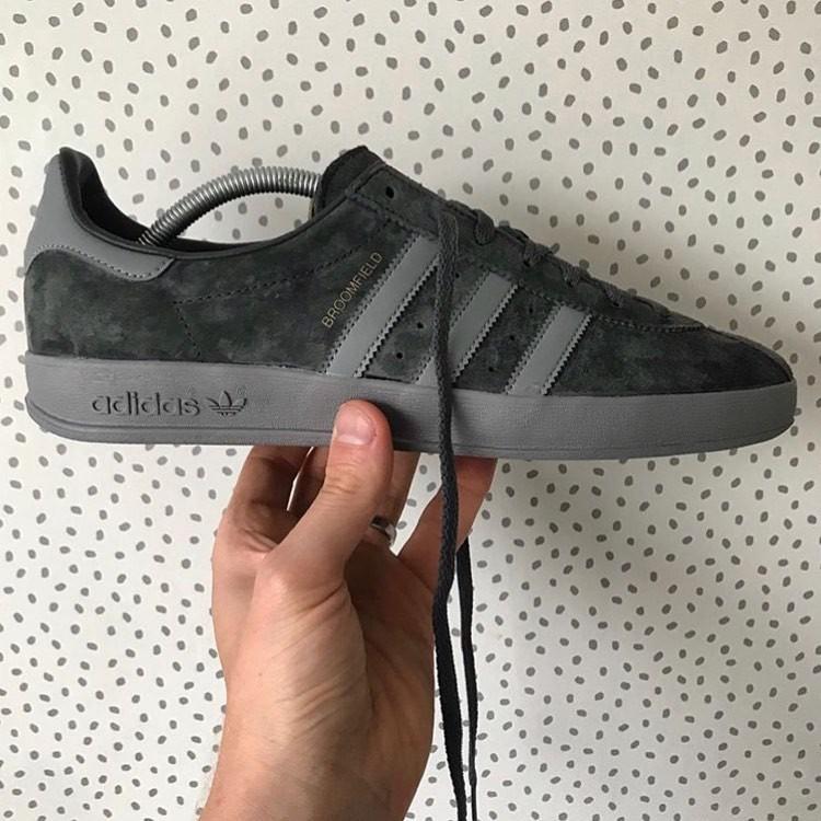 Adidas Broomfield (Dark Grey), Fesyen 