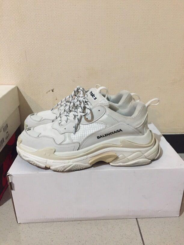 Balenciaga Triple S Fesyen Pria Sepatu Sneakers Di Carousell