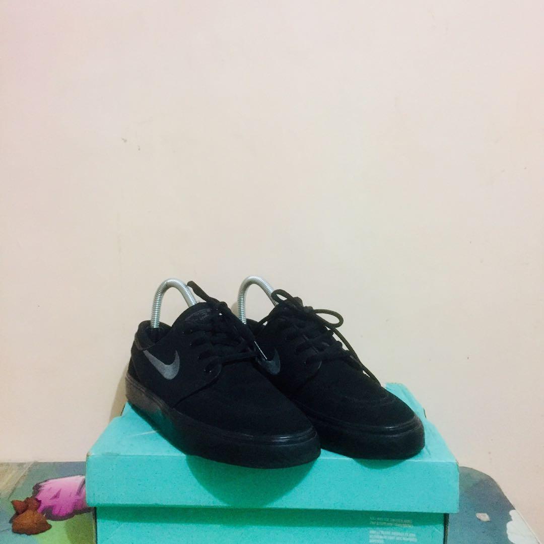 janoski triple black price