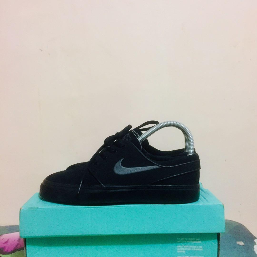 janoski triple black price