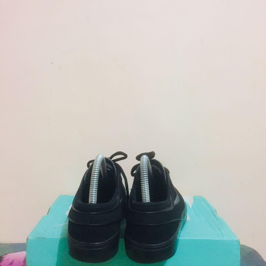 janoski triple black price