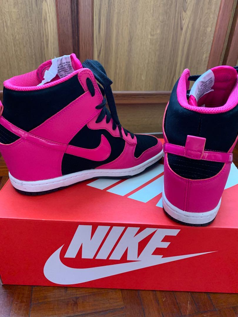 Nike s WMNS DUNK SKY HI ESSENTIAL in black fire berry white Men s Fashion Footwear Sneakers on Carousell