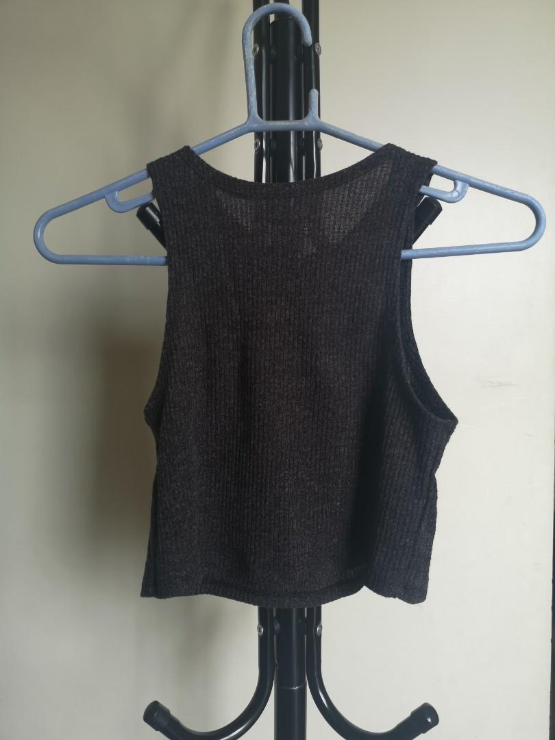 Sexy Black Croptop (Category: Sleeveless) located in Makati City. Submitted by jessearing (Listing ID 241100630, Image 2). Description: Selling Pre-loved croptop for an affordable price, rfs too small na for me gained weight.