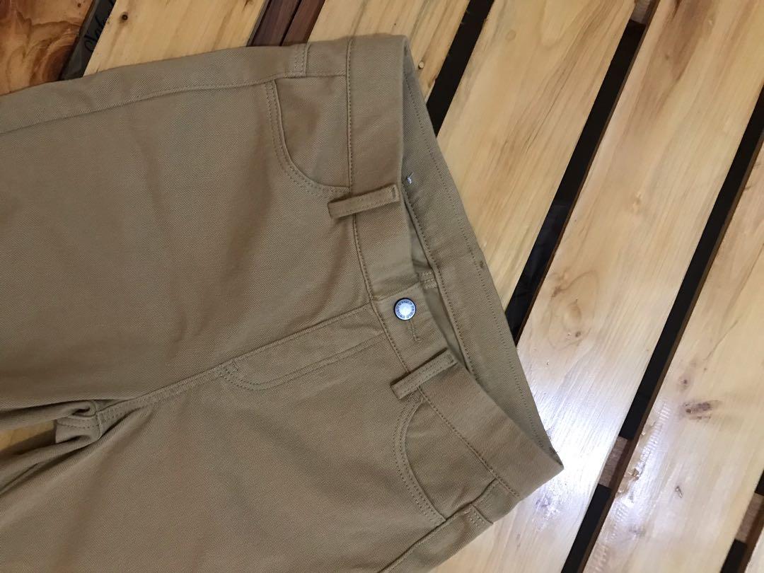 Uniqlo Beige Cropped Legging Pants (Category: Jeans) located in Muntinlupa City. Submitted by andreadaniela (Listing ID 241052394, Image 1). Description: Stretch material that is comfy to wear. Cropped pants great for casual wear. .
