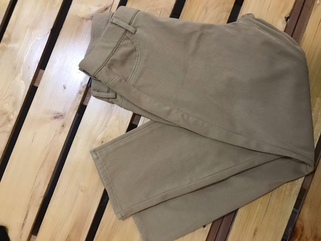 Uniqlo Beige Cropped Legging Pants (Category: Jeans) located in Muntinlupa City. Submitted by andreadaniela (Listing ID 241052394, Image 2). Description: Stretch material that is comfy to wear. Cropped pants great for casual wear. .