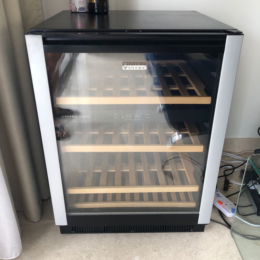 Vintec wine fridge, TV & Home Appliances, Kitchen Appliances, Wine