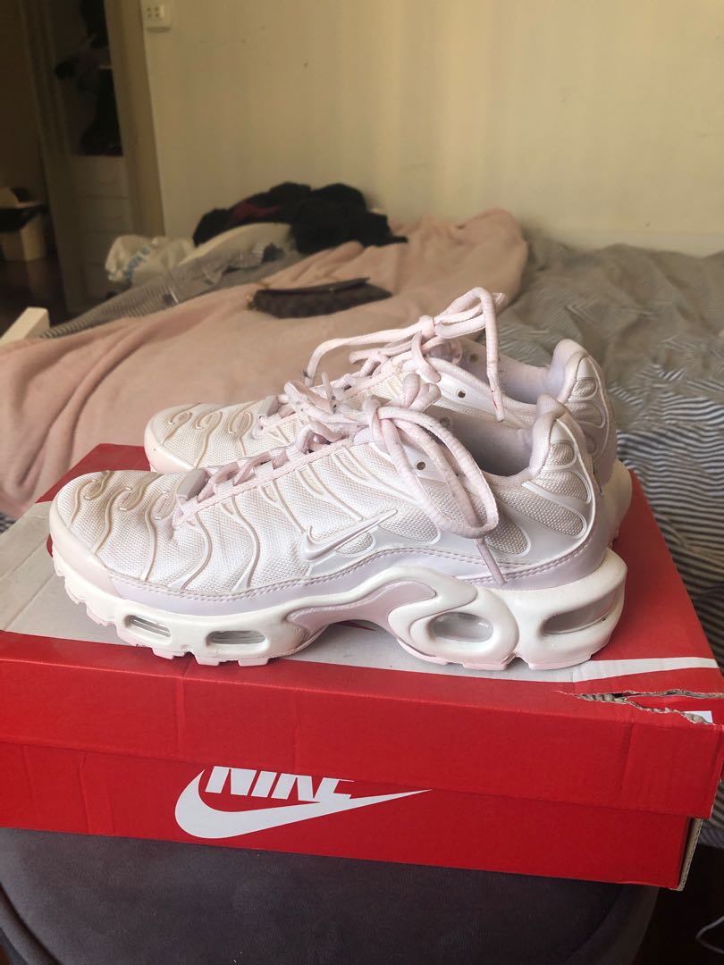 baby pink nike tns wit heart detail, Women's Fashion, Shoes on Carousell