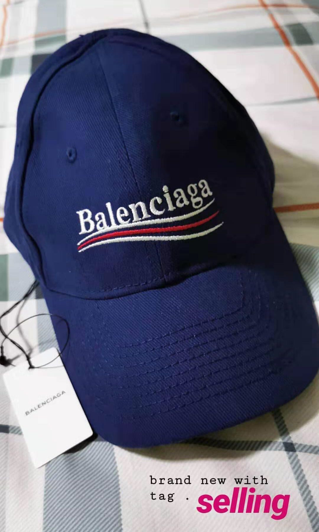 Krijgsgevangene Vulgariteit Kameraad Balenciaga bernie sanders cap, Men's Fashion, Watches & Accessories, Caps &  Hats on Carousell