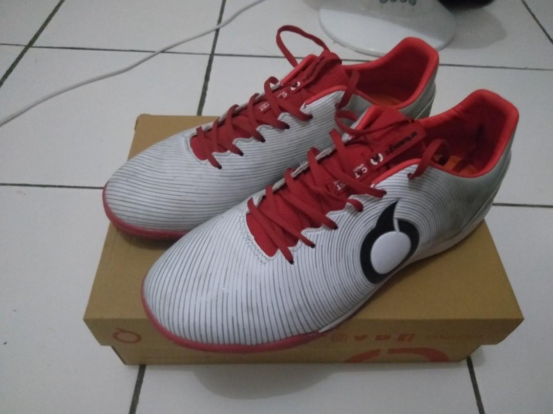 Sepatu Futsal Ortuseight Catalyst Oracle In Size 44 Olah Raga Perlengkapan Olahraga Lainnya Di Carousell