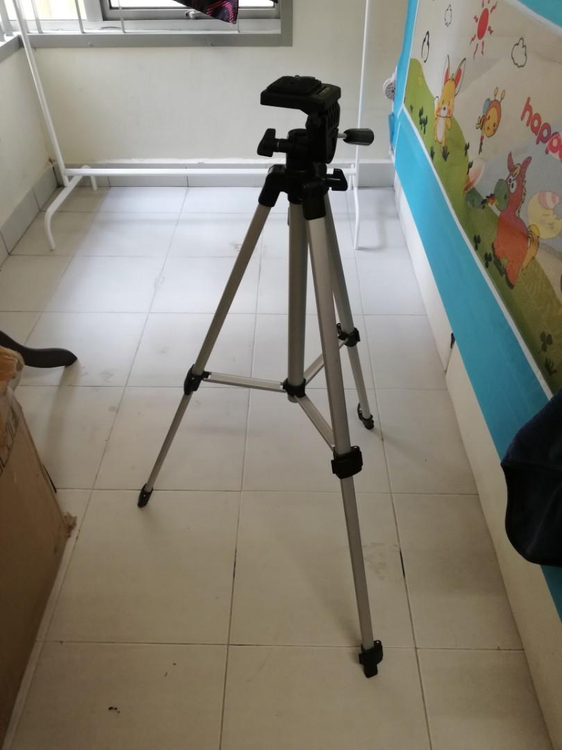 Tripod camera (Category: Cameras) located in Kuala Lumpur. Submitted by ezreefa (Listing ID 241335039, Image 3). Description: Stand masih elok.. Bole pakai.. Jenis skru utk letak kamera.. Bole cabut tempat letak kamera tu.. #PayWithBoost get 10% diskaun Pos boleh kot.. Tp xde wrap bagai lah...