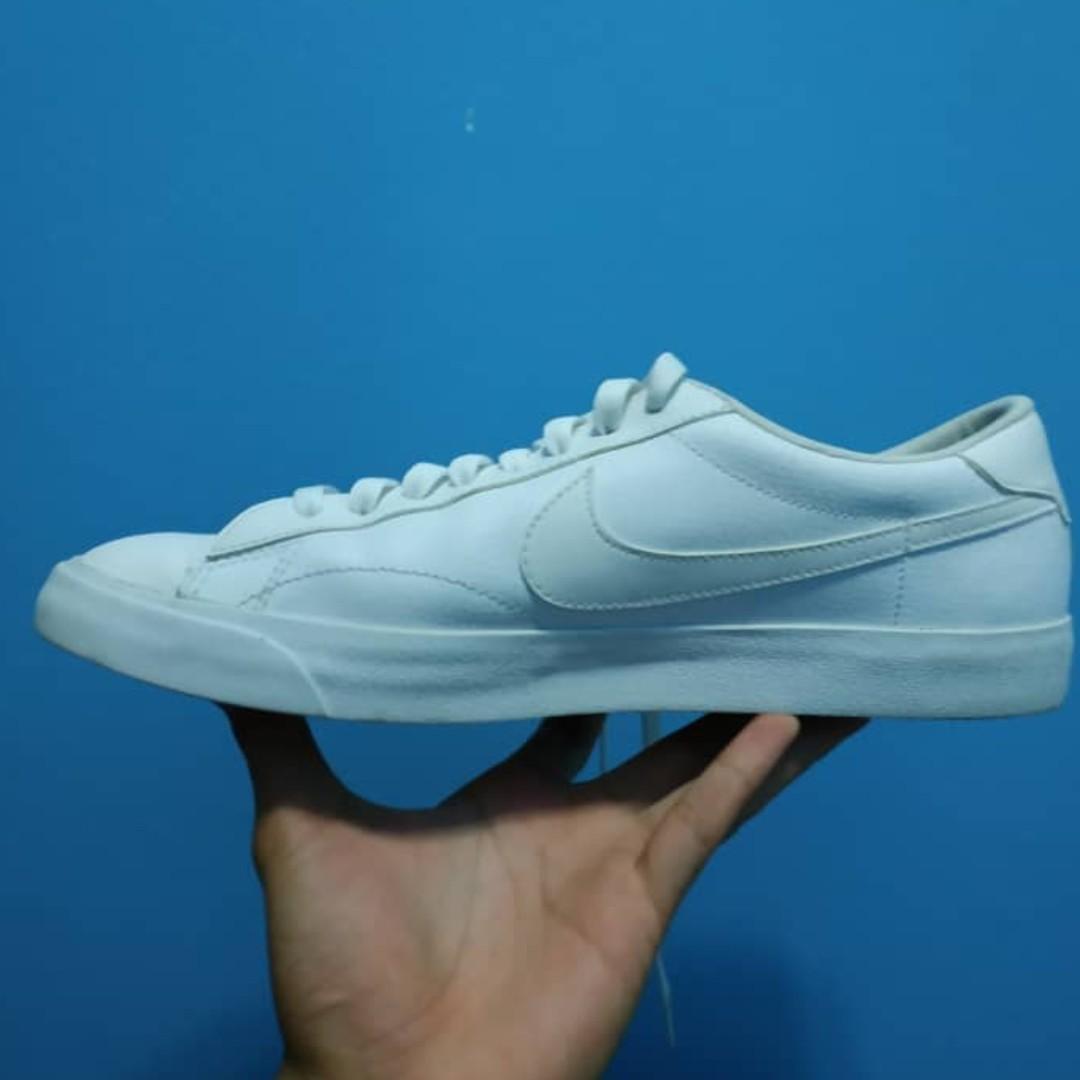 Nike tennis hotsell classic ac white