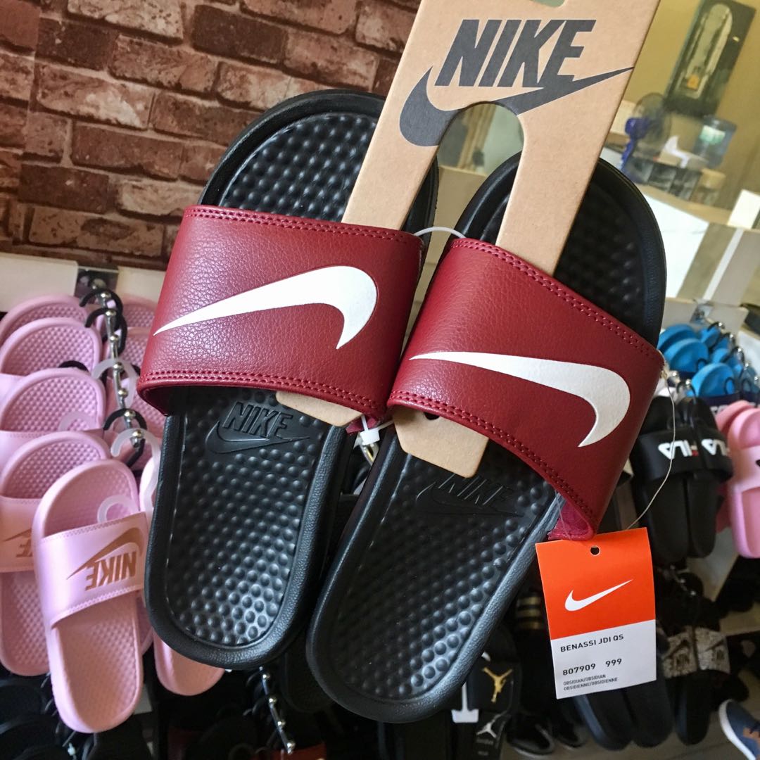 nike benassi swoosh slides