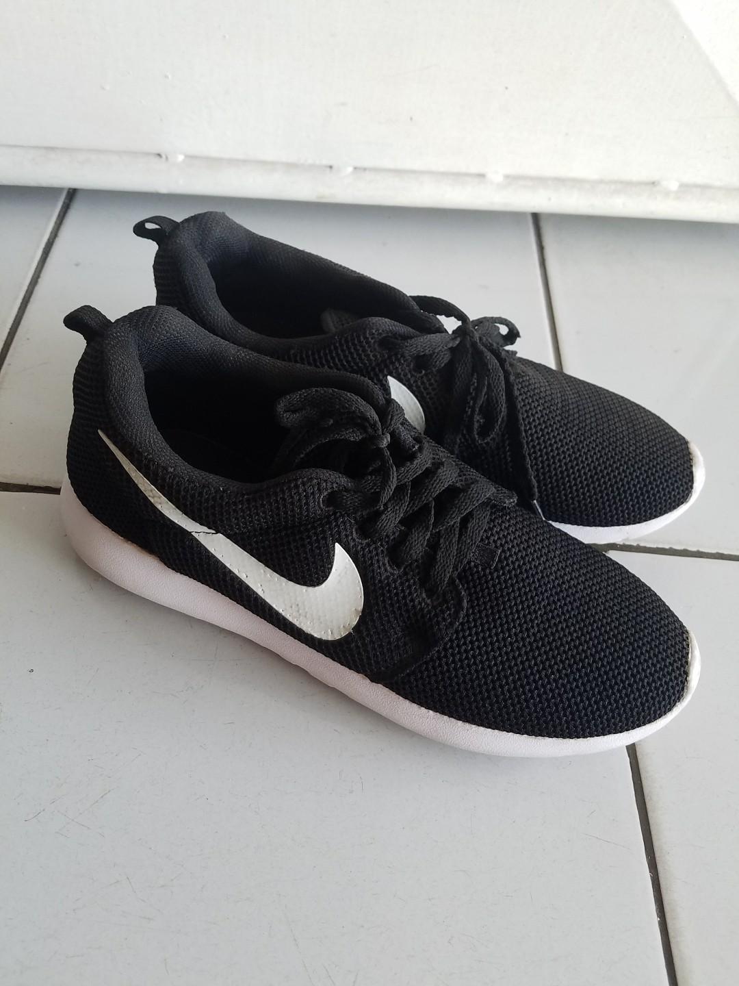 Sepatu Pria Nike Size 42 Kw Bukan Ori Men S Fashion Men S Footwear Sneakers On Carousell