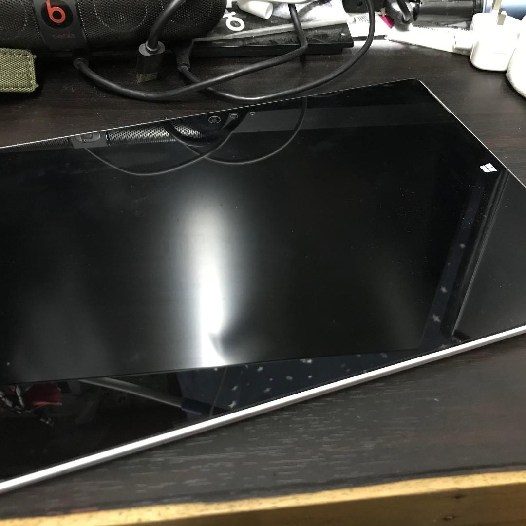 Surface 3 （分類：平板電腦 - iPad）位於 Hong Kong。 由 olicity 提交（商品編號 241512273，圖片 2）。簡介： 64GB SSD 4GB RAM version 9成5新, 用左唔夠10次 有用mon貼有用背貼 電池Cycle唔過30 跟Surface 2 Type cover, size唔係完全match但一樣用到 唔跟叉頭同線 大埔或鑽石山交收。