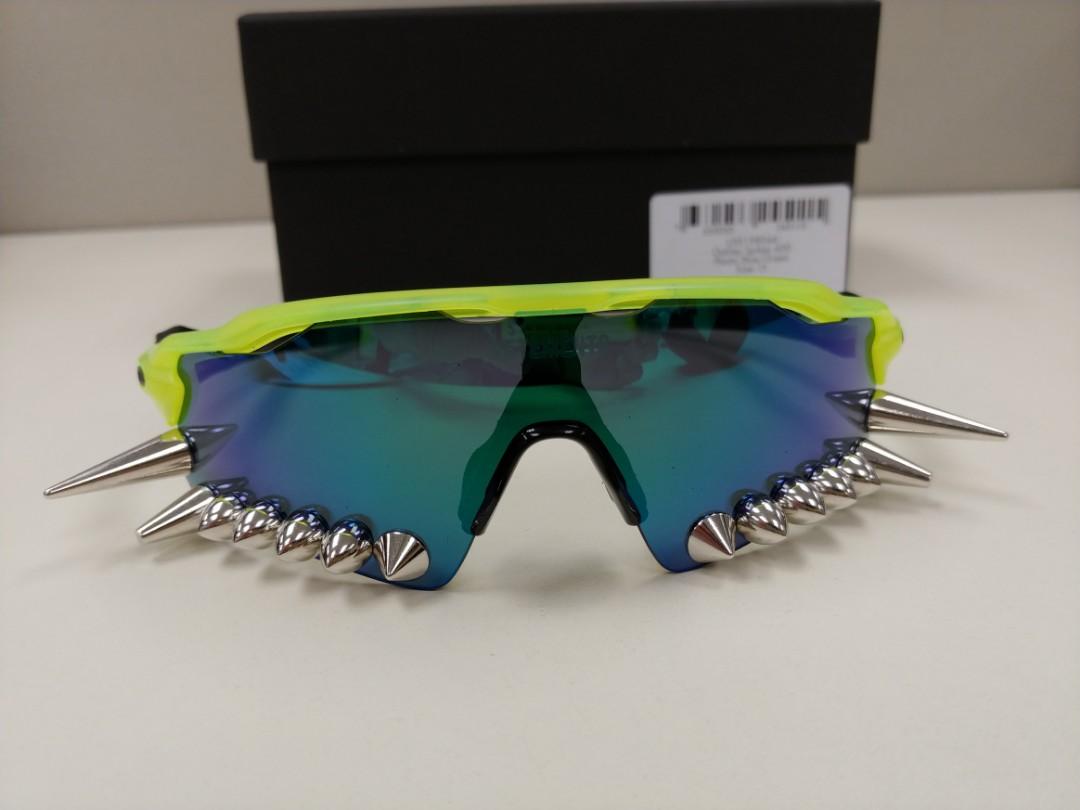 Vetements x Oakley Spikes 400 D Fram Acetate Sunglasses, 男裝, 手錶及配件, 眼鏡-  Carousell