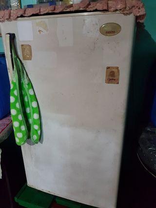 Sanyo refrigerator 4ft