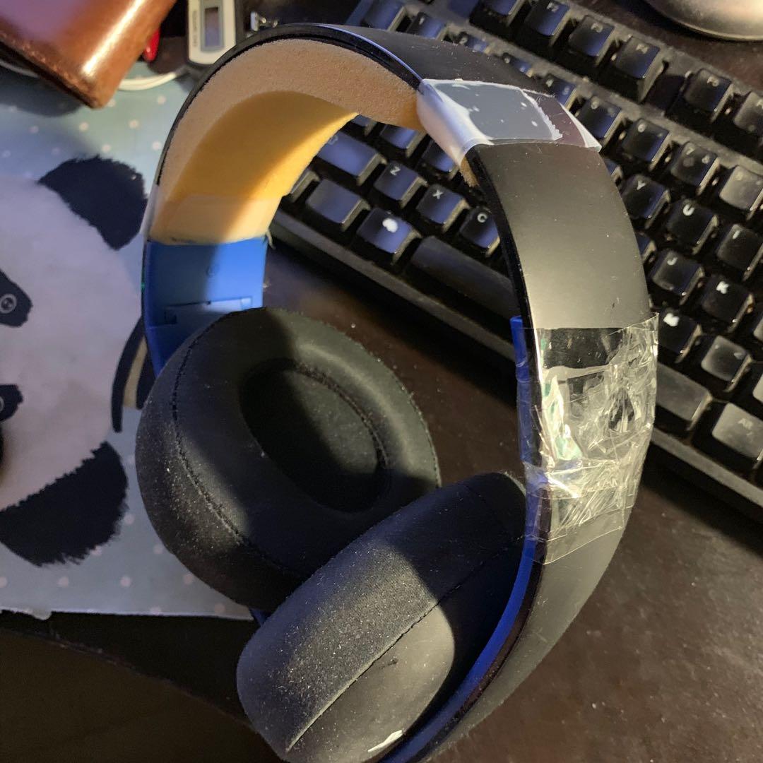 Broken] PlayStation Wireless Gold Stereo Headset, Electronics, Audio on  Carousell