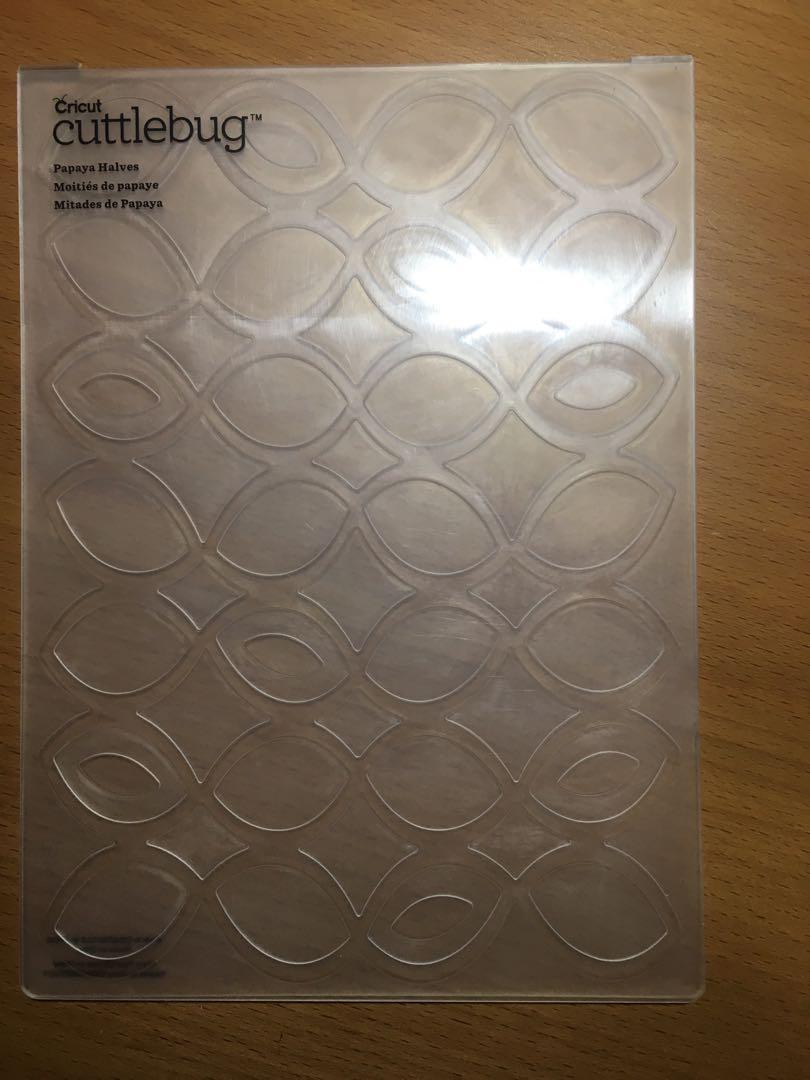 Cuttlebug - embossing folder ser （分類：工藝用品及工具）位於 Hong Kong。 由 joyceeeeeeeeee 提交（商品編號 241738869，圖片 3）。簡介： Embossing folder set for cuttlebug Original brand - cuttlebug & Darice In good condition Rarely use (used less than 10 times since I hv bought them) A set of 8 embossing folders with a grey “rubber” sheet (not sure if that’s rubber, pls check the photo) and a plastic E plate Embossing folder - butterfly - floral frame - snowflakes - leaves - ha