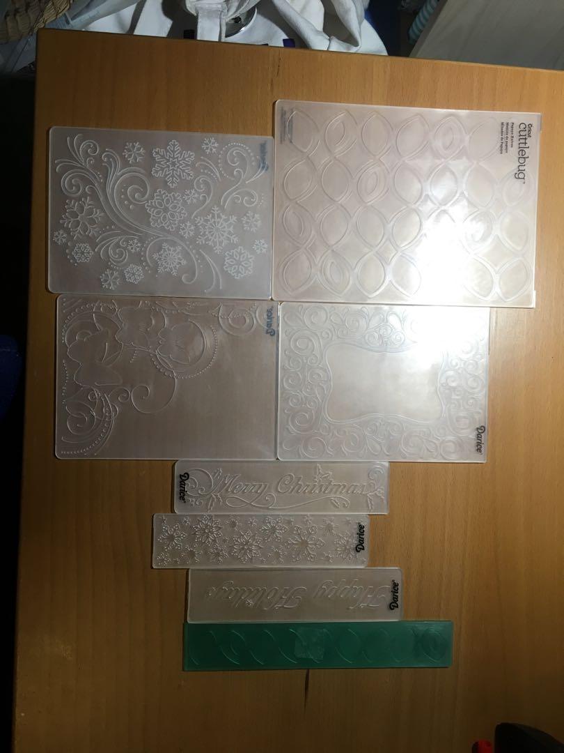 Cuttlebug - embossing folder ser （分類：工藝用品及工具）位於 Hong Kong。 由 joyceeeeeeeeee 提交（商品編號 241738869，圖片 1）。簡介： Embossing folder set for cuttlebug Original brand - cuttlebug & Darice In good condition Rarely use (used less than 10 times since I hv bought them) A set of 8 embossing folders with a grey “rubber” sheet (not sure if that’s rubber, pls check the photo) and a plastic E plate Embossing folder - butterfly - floral frame - snowflakes - leaves - ha