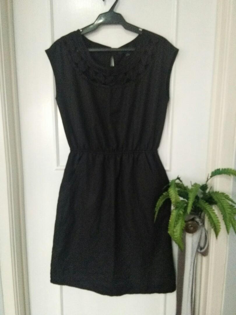 Old navy black midi silk dress (Category: Dresses) located in Pasig City. Submitted by chuchiii (Listing ID 241681377, Image 1). Description: -silk material -light and soft fabric -in very good used condition. -tag was removed/cut because it was itchy. 😜.